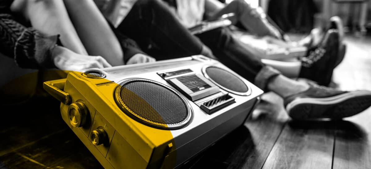 Beine von Menschen und ein Radio