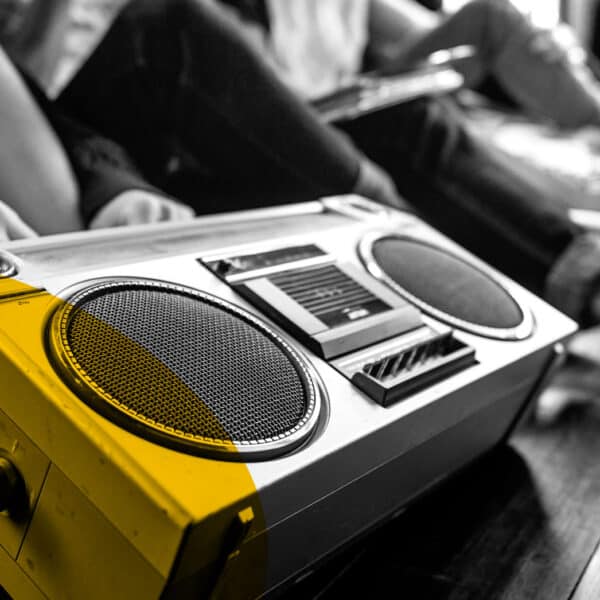 Beine von Menschen und ein Radio