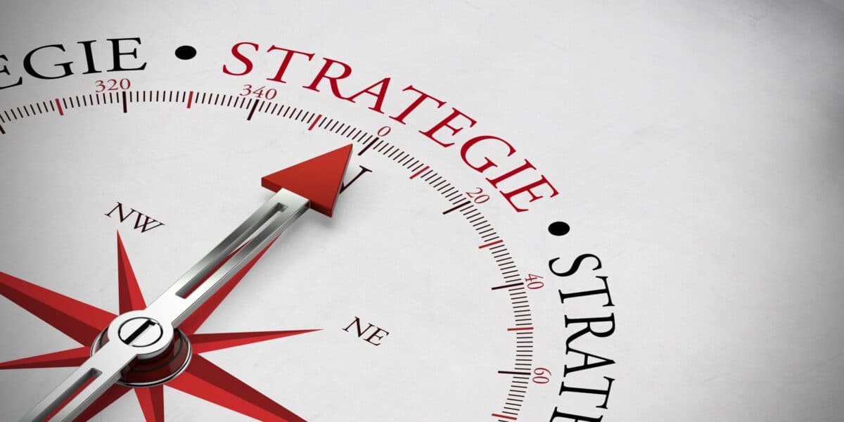 Kompassnadel die auf das Wort Strategie zeigt