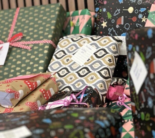 Weihnachtsgeschenke auf einem Tisch